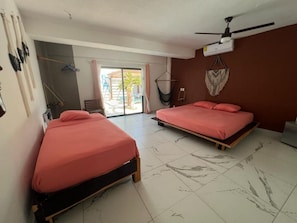 Chambre triple supérieure | Décor unique, ameublement unique, rideaux d’obscurcissement