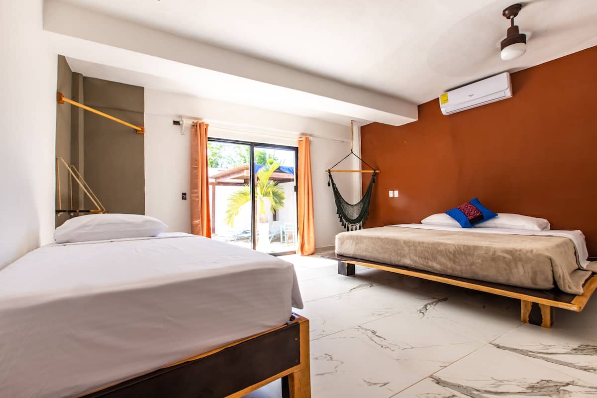 Habitación triple superior | Decoración personalizada, muebles diferentes y cortinas blackout