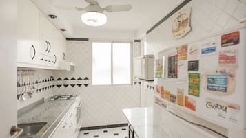 Refrigerador, microondas, horno y cafetera y tetera