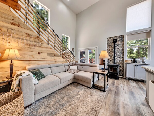 Een smart-tv, een open haard en een dvd-speler