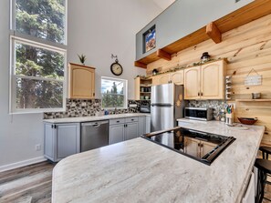 Een koelkast, een magnetron, een oven, een kookplaat