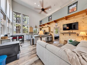 Een smart-tv, een open haard en een dvd-speler