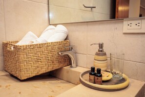 Shower, rainfall showerhead, towels - Rosa Mexicano (Oaxaca)