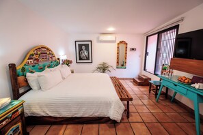 Deluxe Room | Premium bedding, Tempur-Pedic beds, minibar, individually decorated - Rosa Mexicano (Oaxaca)
