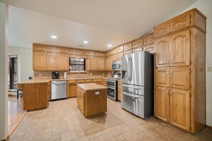 Fridge, microwave, oven, stovetop - Relax at spacious 4 bedroom private lake home in Chaffee Crossing! (Barling)