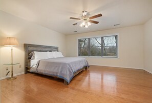 4 bedrooms, free WiFi, bed sheets - Relax at spacious 4 bedroom private lake home in Chaffee Crossing! (Barling)