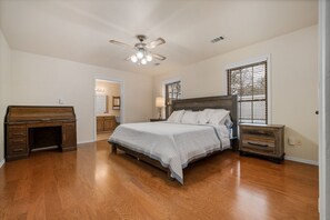 4 bedrooms, free WiFi, bed sheets - Relax at spacious 4 bedroom private lake home in Chaffee Crossing! (Barling)