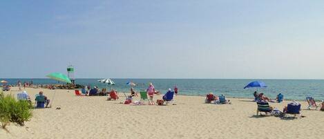 Chaises longues, serviettes de plage