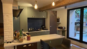 Réfrigérateur, micro-ondes, four, plaque de cuisson