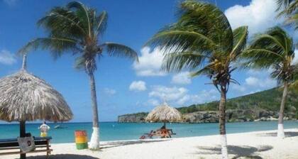 Sea bay view
Next to the mall and shops
Next to the sea