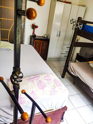 1 quarto, Wi-Fi de cortesia, roupa de cama