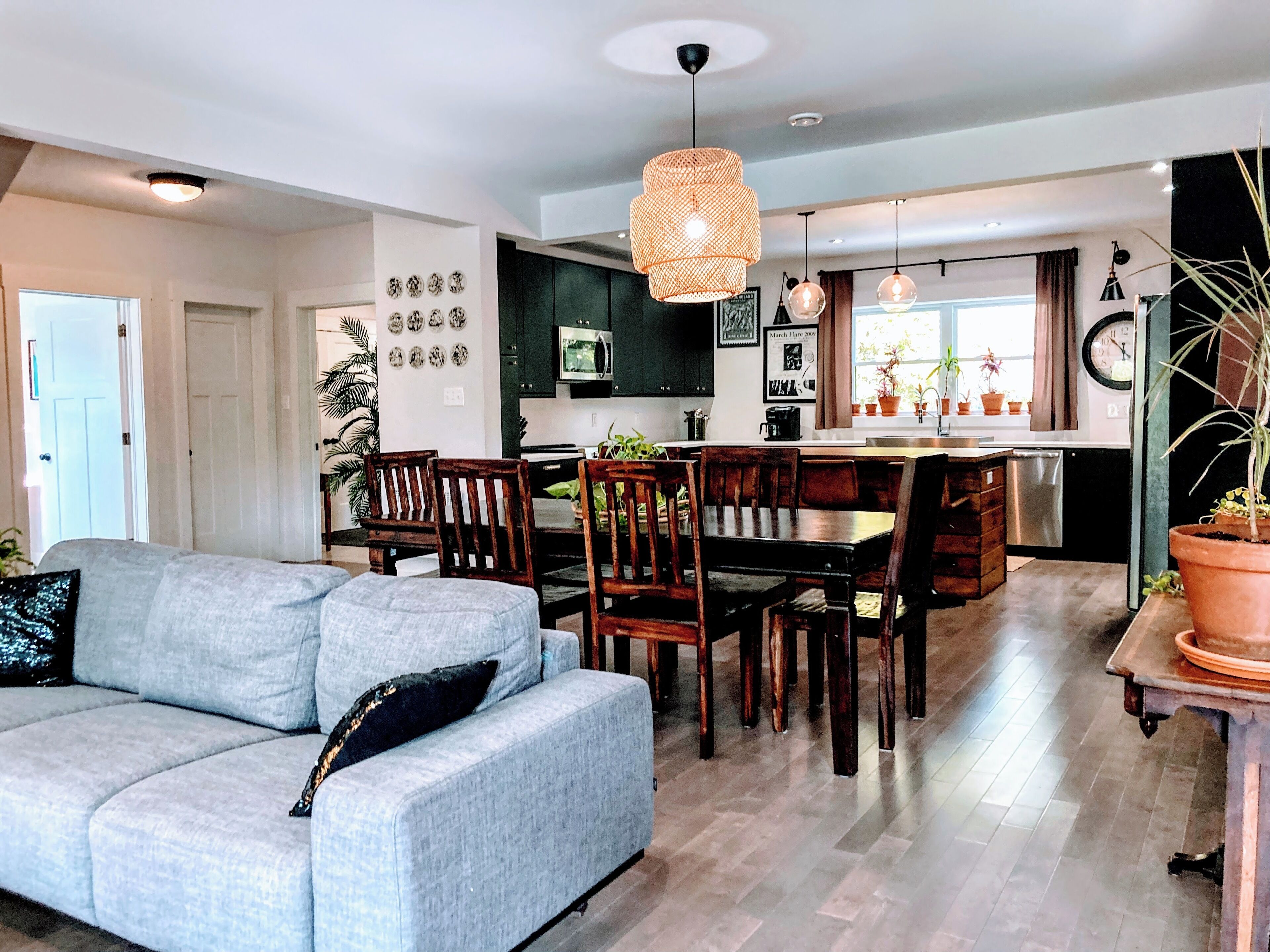 Älytelevisio, takka, videopelejä, kirjoja