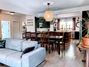 Smart TV, chimenea, videojuegos y libros