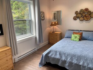 3 habitaciones, escritorio y tabla de planchar con plancha