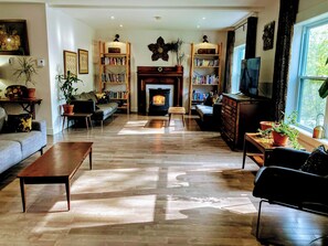 تلفزيون ذكي، مدفأة، ألعاب فيديو، كُتُب