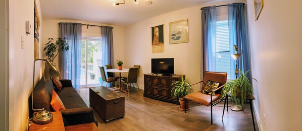 Smart-TV, Kamin, Videospiele, Bücher