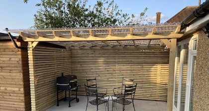 Stylish Ensuite With Kitchenette, Serviced apartments in St Albans