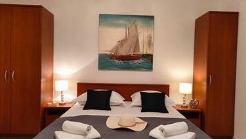 Tabla de planchar con plancha, wifi gratis y ropa de cama
