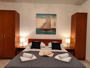 Tabla de planchar con plancha, wifi gratis y ropa de cama 