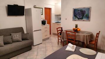 Tabla de planchar con plancha, wifi gratis y ropa de cama
