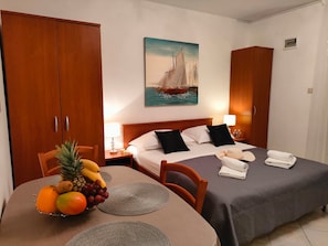 Studio, 1 Queen Bed with Sofa bed