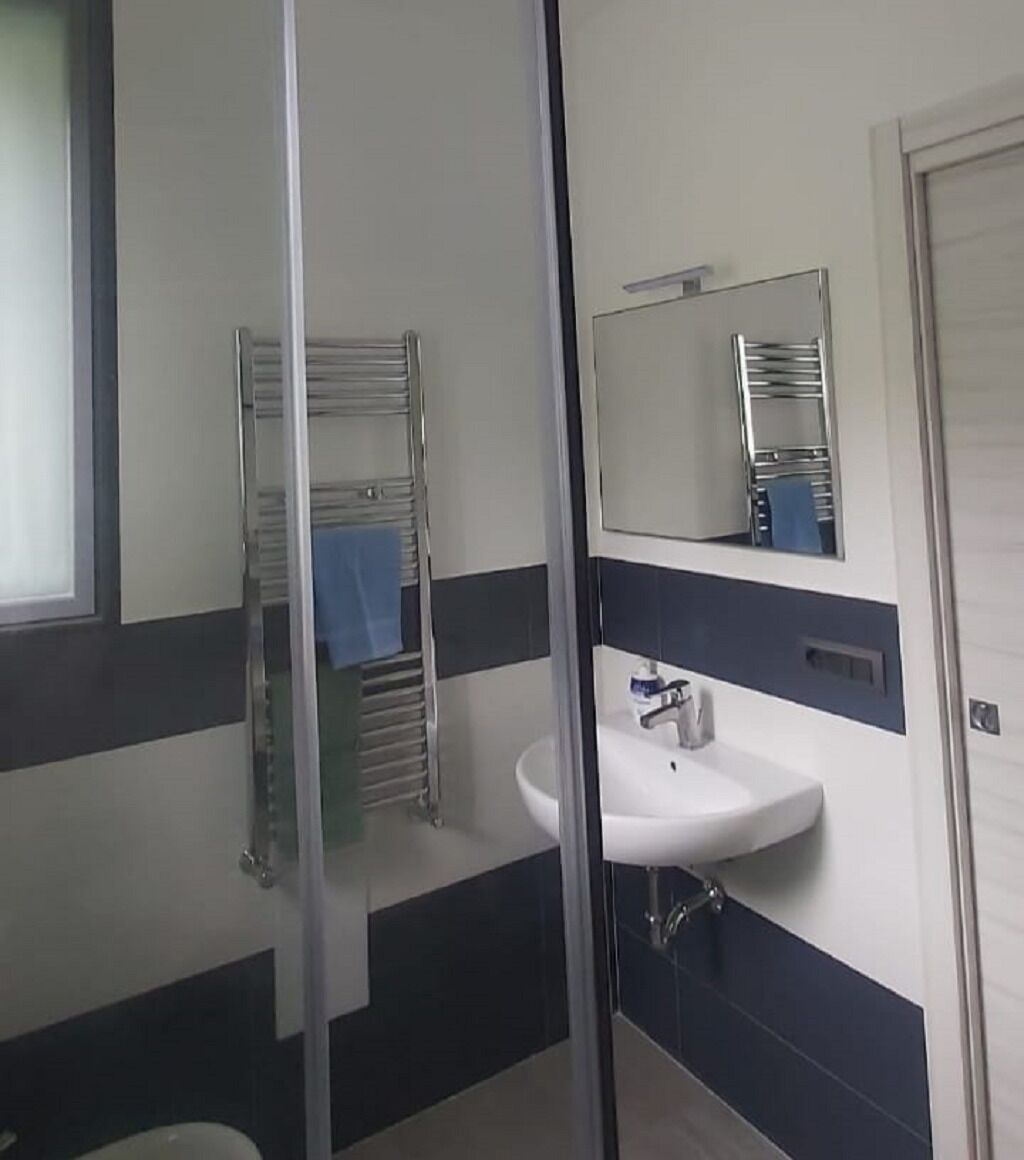 Ducha, secador de pelo, bidet, toallas