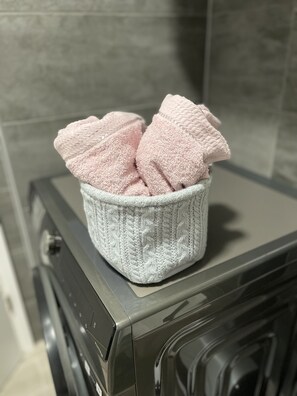 Dusche, Haartrockner, Handtücher, Seife