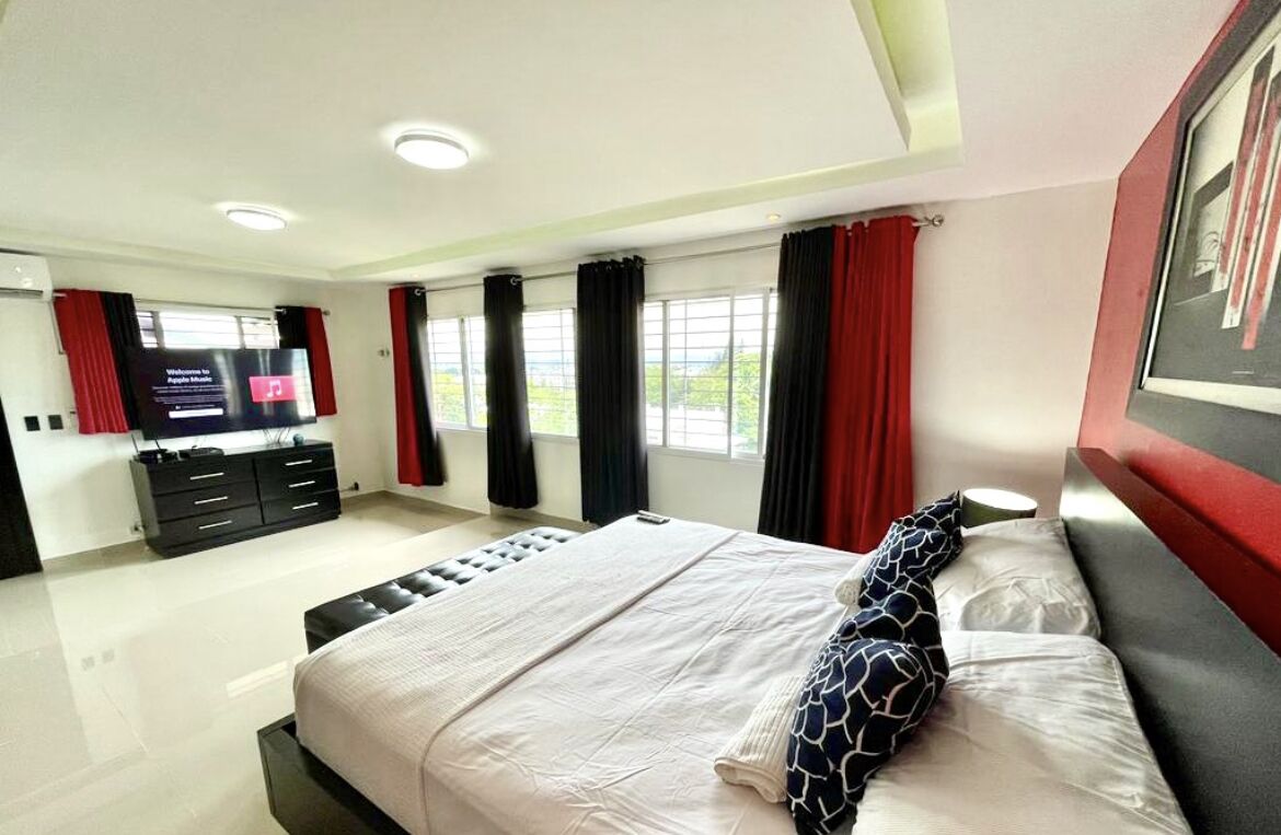 4 habitaciones, tabla de planchar con plancha, wifi y ropa de cama 