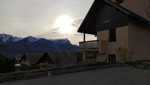 A building with a balcony and a sign reading "L'ALTAIR". - Résidence Calme à Proximité Immédiate D'un Sentier de Randonnée (Embrun)
