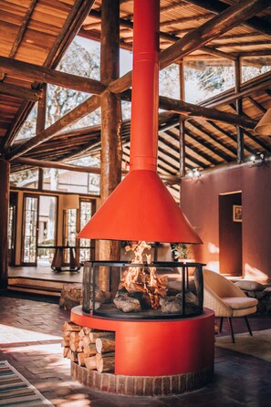 Una televisión de pantalla plana