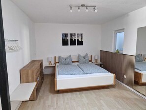 1 bedroom, bed sheets - Kleine Modernisierte Innenhof- Feienwohnung im Bad Doberaner Zentrum (Bad Doberan)