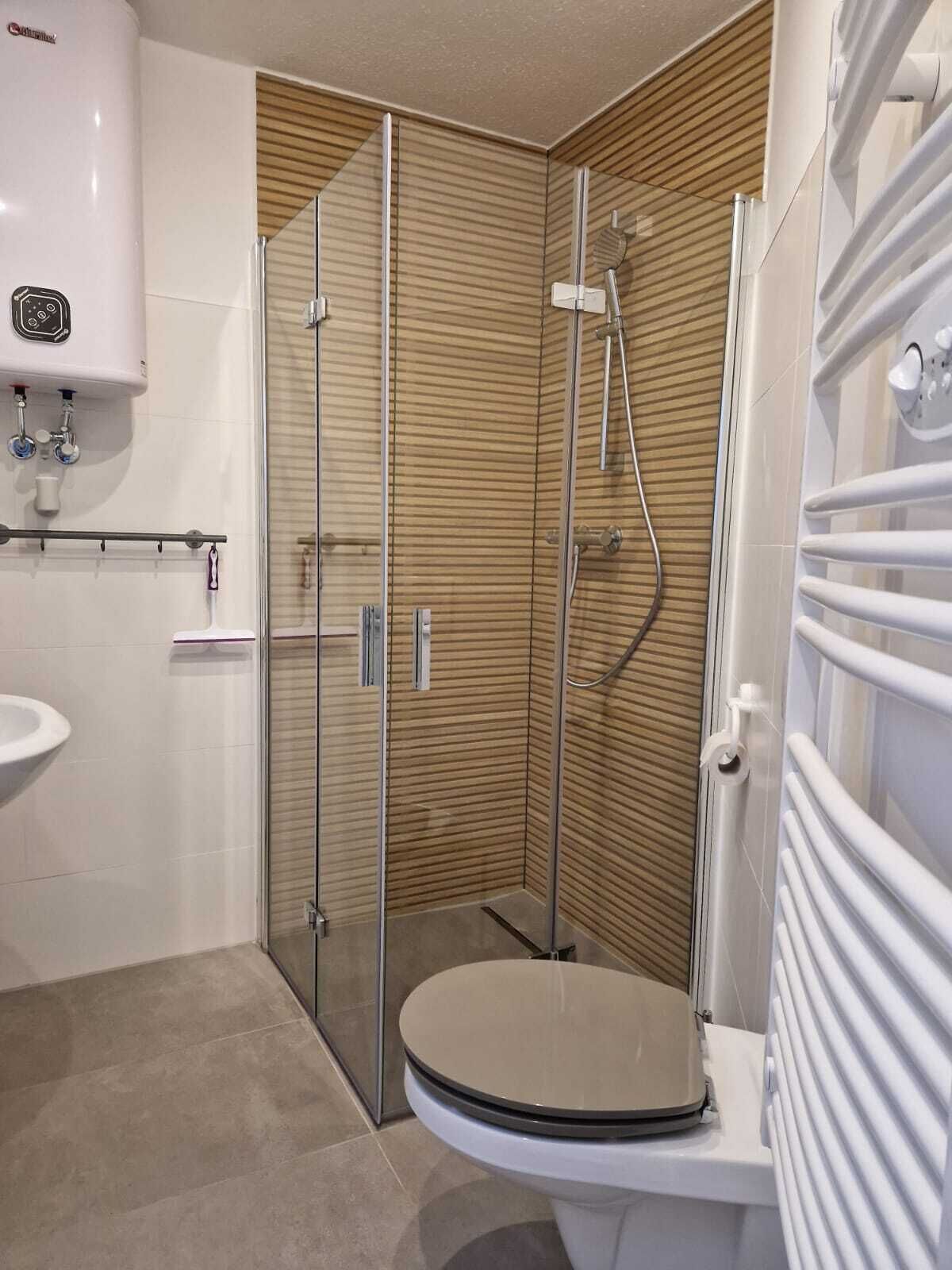 Dusche, Handtücher, Seife, Toilettenpapier