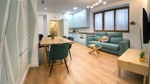 Un espacio moderno para vivir con comedor, cocina y zona de estar.