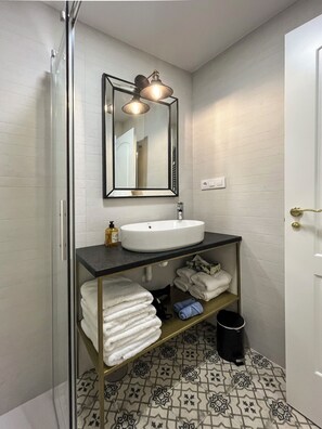 Deluxe Apartment | Bathroom