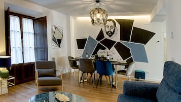 Deluxe-Apartment | Wohnbereich | 55-Zoll-Flachbildfernseher mit Kabelempfang, Fernseher