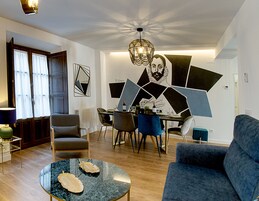 Apartamento Deluxe | Zona de estar | Televisión de pantalla plana de 55 pulgadas con canales por cable