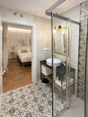 Deluxe Apartment | Bathroom | Shower, hair dryer, towels - GRECO CERVANTES 5 COLLECTION (Toledo)