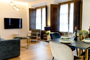 Deluxe Apartment | Living area | 55-inch flat-screen TV with cable channels, TV - GRECO CERVANTES 5 COLLECTION (Toledo)