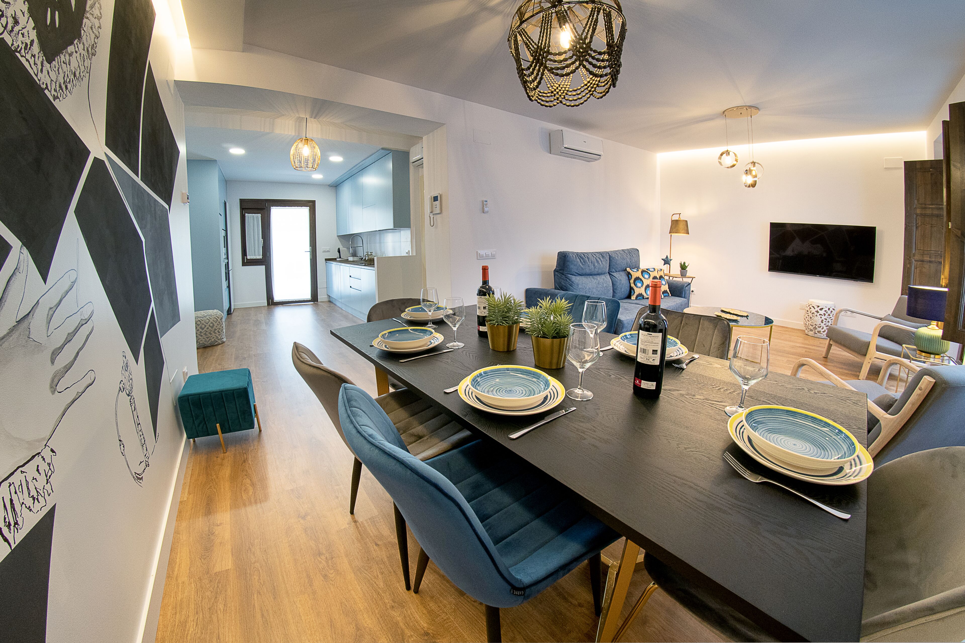 Deluxe appartement | Woonruimte | Een 55-inch flatscreentelevisie met kabelzenders en een televisie