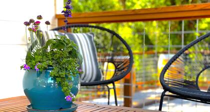 Fully Remodeled Private Wine Country Bungalow! Sunny Treetop Views, Luxury Beds