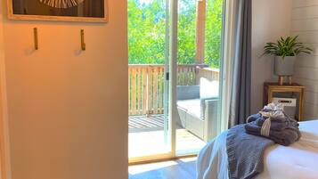 2 bedrooms, desk, iron/ironing board, travel crib