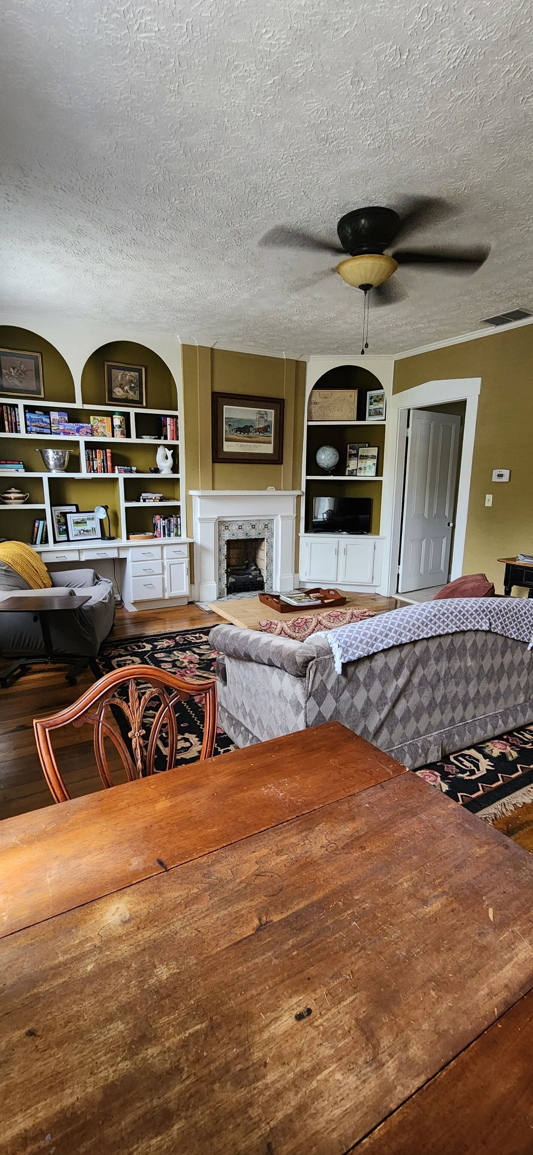 Beautiful upstairs apartment located in historic downtown Midway
