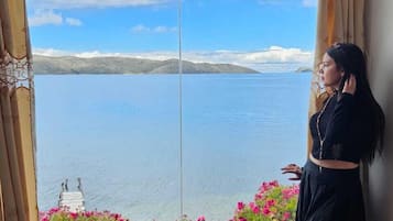 Cabane Premium, salle de bains attenante, vue lac