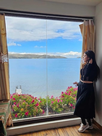 Cabaña Premium, baño privado, vistas al lago | Escritorio. LUNA DEL TITIKAKA LODGE