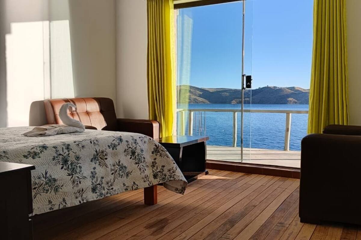 Dobbeltrom – superior, terrasse, utsikt mot innsjø | Skrivebord, individuelt innredet og sengetøy