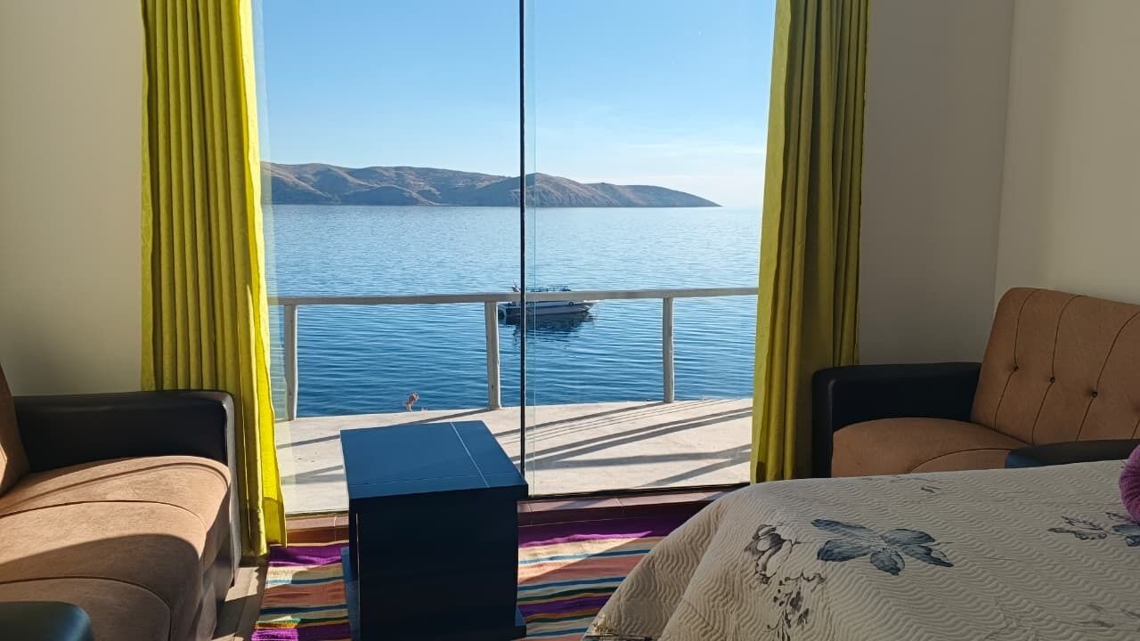 Escritorio, muebles diferentes y ropa de cama 