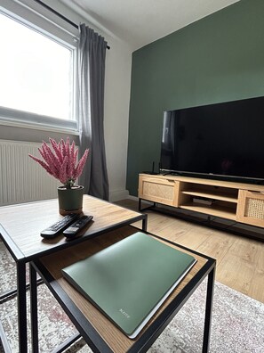 Smart TV, books, stereo