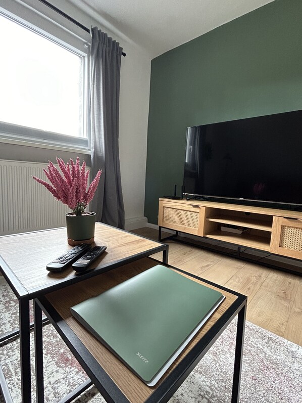 Smart-TV, Bücher, Stereoanlage