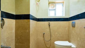 Family Quadruple Room, 2 Queen Beds | Bathroom