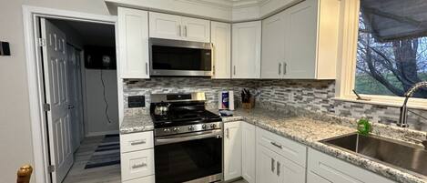 Kjøleskap, mikrobølgeovn, ovn og kokeplater